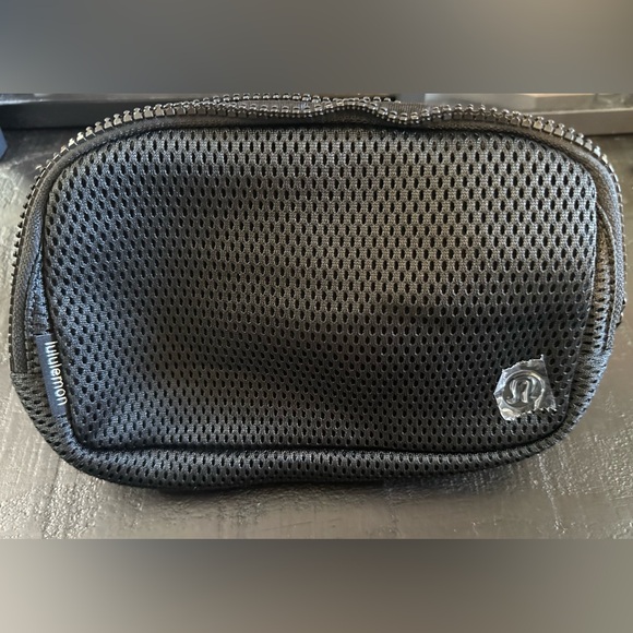 Lululemon knit mesh everywhere belt bag- nwt - Picture 1 of 2
